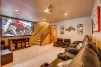Beautiful Townhome near Thompson River w/ Hot tub, Theater room, EV Charger, AC - 3성급