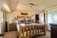 Luxurious Cabin w/ lake views 10 minutes to Santa's SkyPark & Village - Alphydda