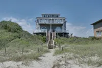 Emerald Isle at it's best at Sea Maiden West!!  Renovated BEACHFRONT home!! - 2 estrellas