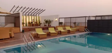 The Pinnacle Inn Sarnath Отели рядом с достопримечательностью «Дхамек»