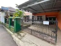 Guest House Hj Muriyah Syariah Slawi Mitra RedDoorz Hotel di Adiwerna