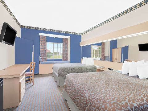 Days Inn & Suites by Wyndham Hutchinson