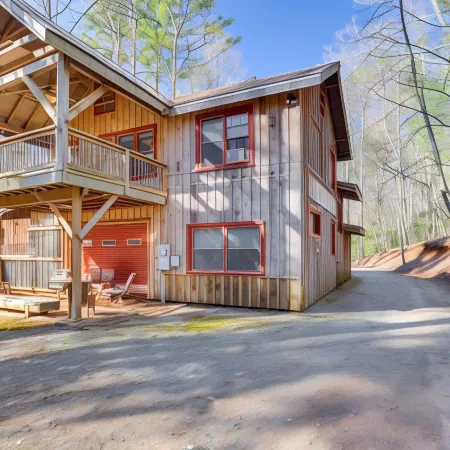Jasper '7 Timbers' Cabin on 10 Acres w/ a Creek!