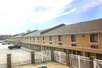 Super 8 by Wyndham Fort Scott Hotels near Fort Scott Community College