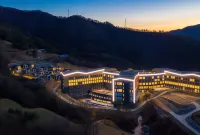 Ramada Hotel & Suites by Wyndham Gangwon Pyeongchang Hotel dekat Woljeongsa