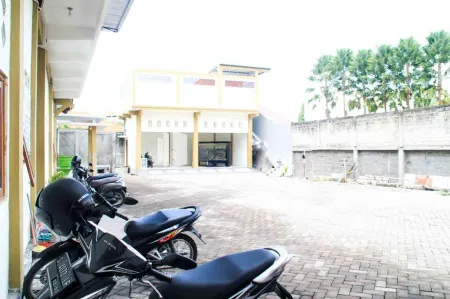 Puri Karomah Syariah RedPartner Отели в г. Lamongan Regency