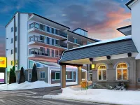 Super 8 by Wyndham Niagara Falls by the Falls Hotels near Bird Kingdom