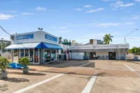 Castle Crest Motel Hotels in Garbutt