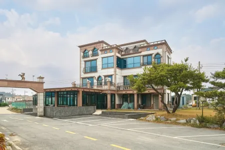 Play here too Pool villa Отели рядом с достопримечательностью «365 대부도 캠핑시티»