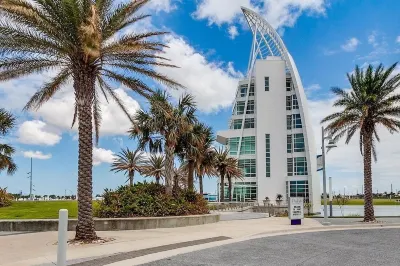 Affordable 2BR Main floor unit  RIGHT ON THE  BEACH!  1 King & 2 Queen Beds. Hotels in der Nähe von Sands Space and History Center