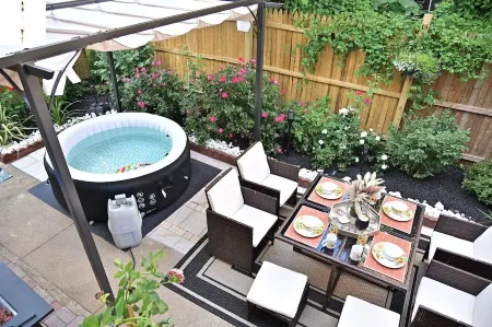 4-Bedroom Historic Garden Oasis Home in Germantown Отели рядом с достопримечательностью «Моррис Арборетум & Гарденс оф Юниверсити оф Пенсильвания»