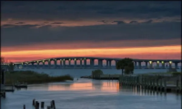 Stylish and Comfortable, Free Wine and Close to Downtown!