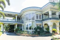 RedDoorz Premium @ Sea Residence Manado Hotell i Tateli Satu