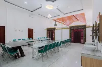RedDoorz Premium Near Stasiun Lenteng Agung