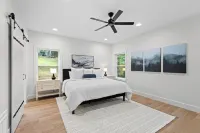 BRAND NEW, 3 STORY LUXURY LAKEHOUSE ON BEAVER LAKE, WITH HOT TUB & FIRE-PIT!