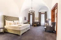 Hotel Arcade Hotel dekat Church of the Assumption of the Blessed Virgin Mary