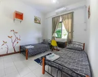 Poni Homestay Hoteles en Serasa