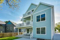 Luxury Beach House-6 Bedrooms, Game Room, Yard, Fire Pit-Walk to Beach & Town - Beach