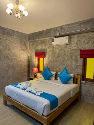 Love Room, Center Thong Sala