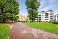 Modern 2Bed 2Bath with Balcony Next to Dlr Station