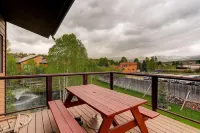 Ample Space and Modern Amenities - Charming Family Retreat Hotel a Granby