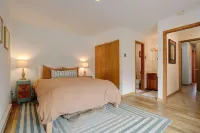 Ample Space and Modern Amenities - Charming Family Retreat Hotel a Granby