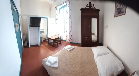 Hôtel du Cours Отели в г. Пертюи