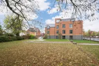 Elliot Oliver - Stylish Loft Style Two Bedroom Apartment with Parking