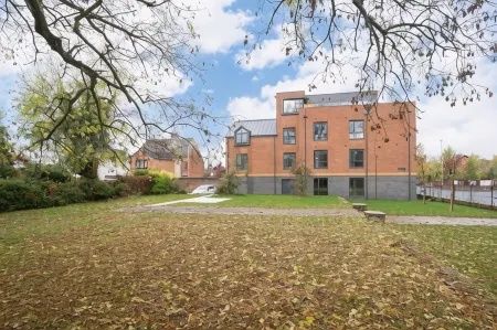 Elliot Oliver - Stylish Loft Style Two Bedroom Apartment with Parking