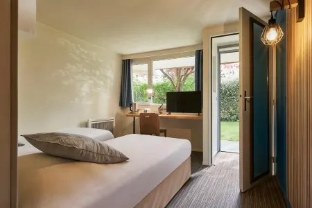 The Originals City Hôtel la Verrière-Yvelines Отели в г. Ле Менёль