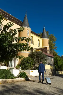 Appart'Hotel Castel Emeraude, Charme et Caractère Hoteles en Serralongue