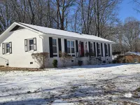 MAGNOLIA Charming 2-bedroom farmhouse in lovely Summerfield, NC with AC, WiFi.