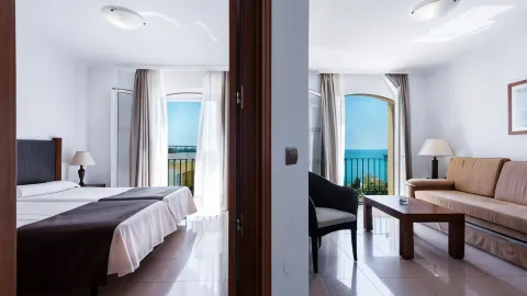 Toboso Apar - Turis in Nerja