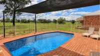 Country Gardens Motor Inn - parking