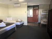 Country Plaza Motor Inn