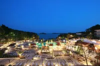 أمفورا هفار جراند بيتش ريزورت Hotels near Hvar Port
