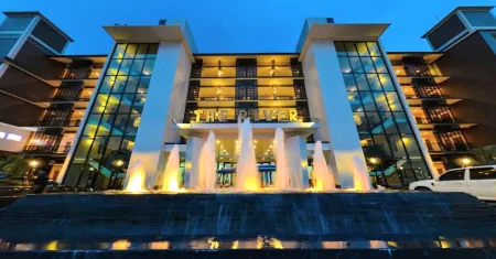 The River Hotel Отели рядом с достопримечательностью «Wat Phra in Plaeng»