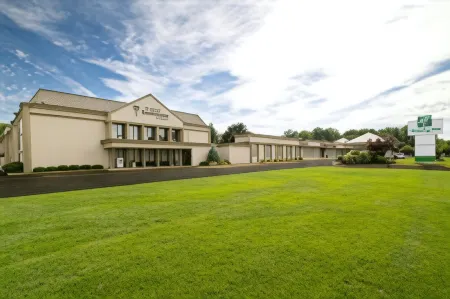 Holiday Inn East Windsor - Cranbury Area Отели рядом с достопримечательностью «Педди Скул»