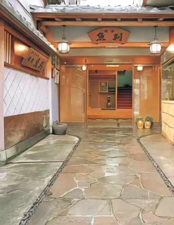 Yugawara Onsen Ryokan Uohan Отели рядом с достопримечательностью «Nishimura Kyotaro Memorial»