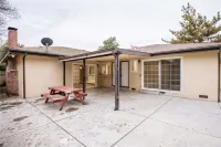 Spacious 4-bedroom house with WiFi and AC in wonderful Merced