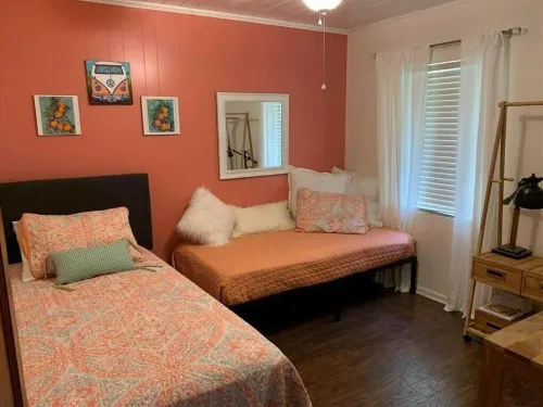 Charming 3/2 house near Downtown Inverness & Rails to Trails walking/ bike path. Hotels in Inverness