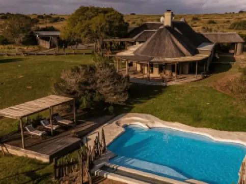 Hlosi Game Lodge - Amakhala Game Reserve