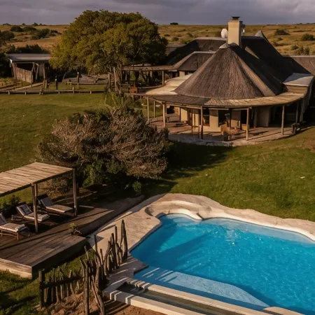 Hlosi Game Lodge - Amakhala Game Reserve