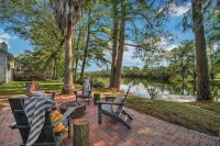 Backyard lake oasis, close to Tybee & Downtown, Low Country Lake Retreat - Homestays