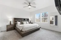 Modern Meridian Retreat - Spacious 4 Bedroom - Walkable Downtown