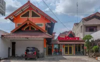 RedDoorz Plus Near Alun Alun Selatan - Pensions