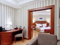 Palace Bridge Hotel Hotels near Dumskaya Ul