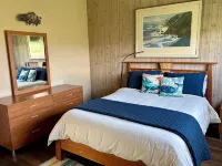 "The Birds" Easy Walk to the Beach, Hot Tub, Fireplace, Pet Friendly