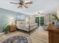 Mellow Manatee Cottage - on canal with boat house - Kayaks, Manatees, Private - Boutique