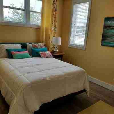Artsy Downtown Charlevoix Apt! Walk to 2 Lakes, Marina. Free Parking. 5 Star Rooms
